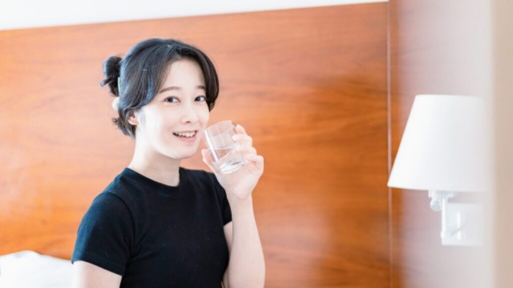 寝る前に水を飲むメリットは？飲まないリスクと注意点も解説